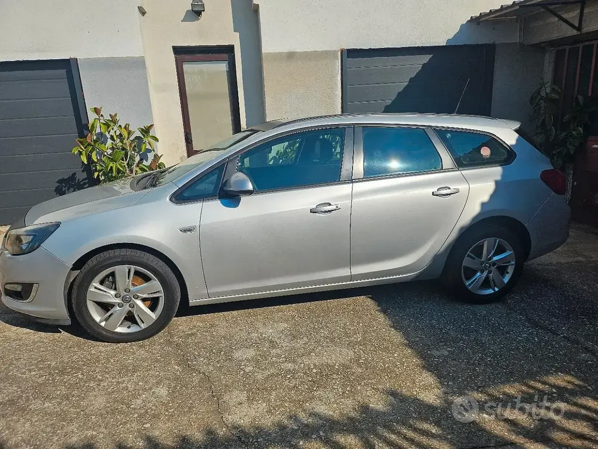 Usata Opel Astra 110 CV (80 kW) 2013 Grigio Station wagon