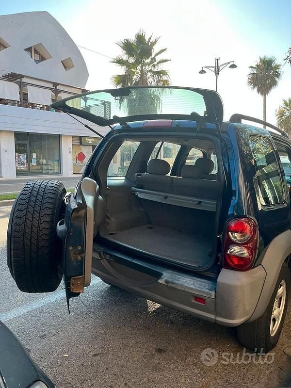 Usata Jeep Cherokee 163 CV (119 kW) 2008 Grigio SUV