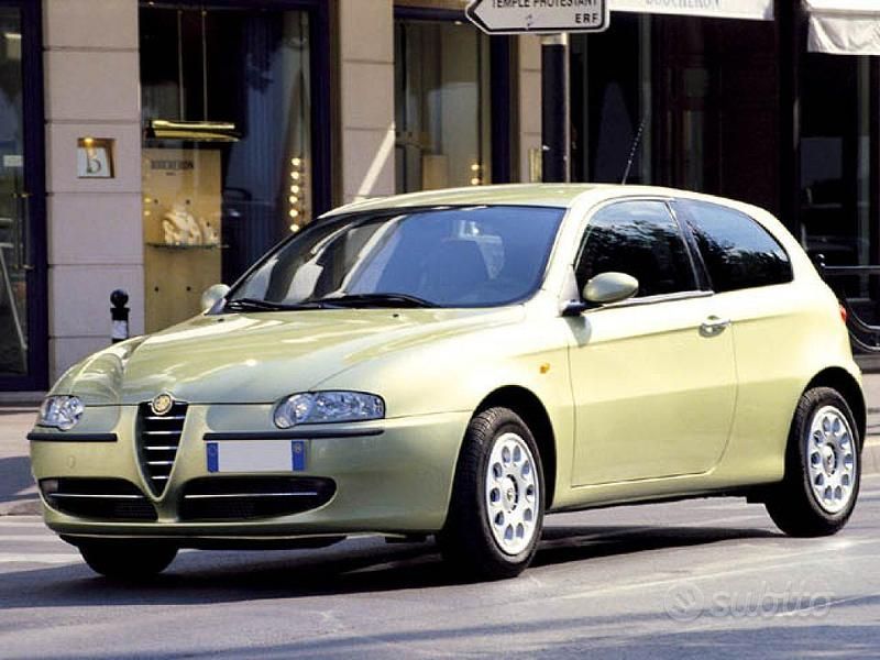 Grigio(met.) Usata 2003 Alfa Romeo 147 Distinctive Due volumi | 1200 € (Buon prezzo) - Immagine 1/1