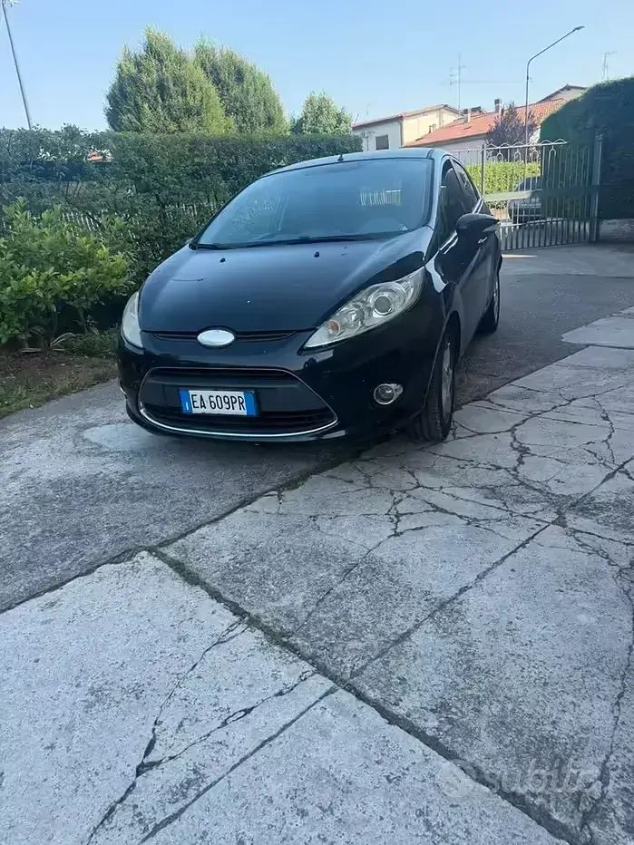Usata Ford Fiesta 68 CV (50 kW) 2010 Nero Berlina