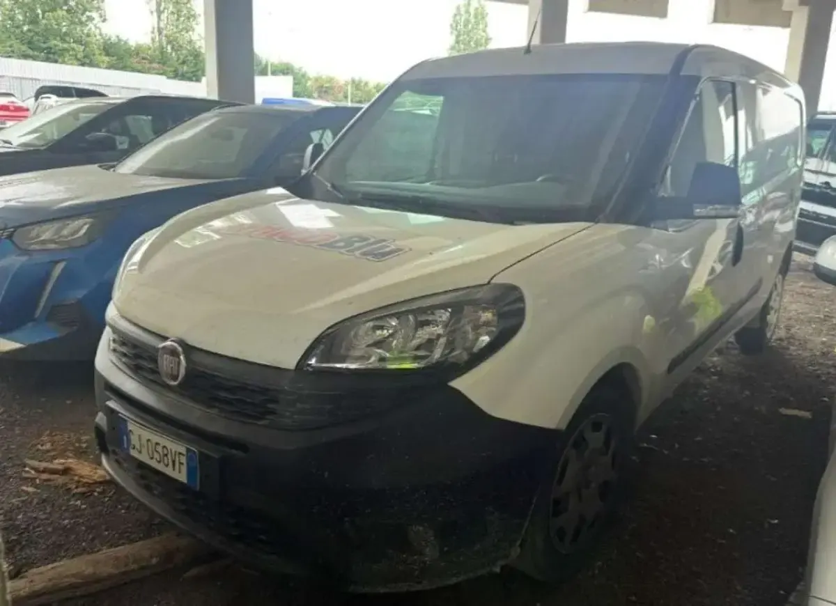 Usata Fiat Doblò Lounge 105 CV (77 kW) 2022 Bianco Monovolume