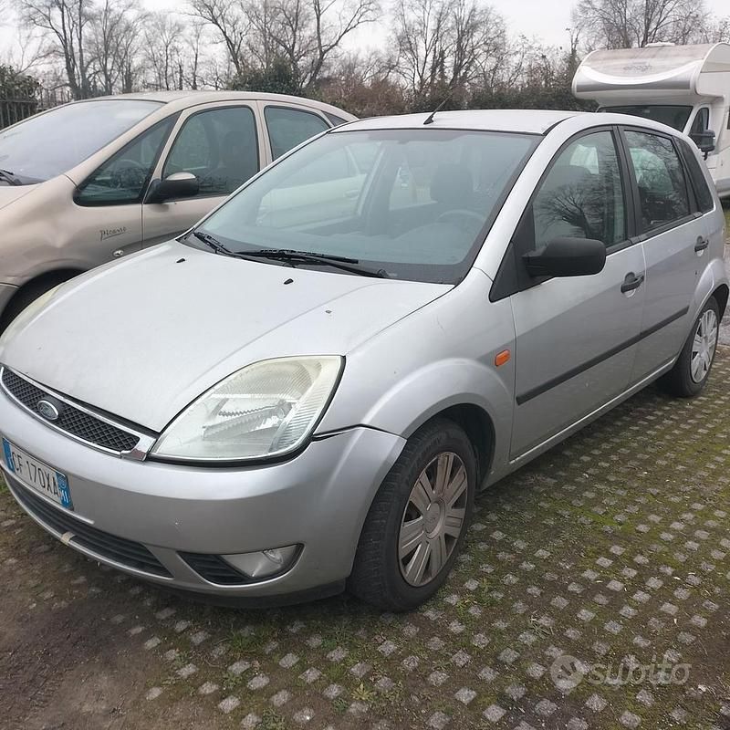Usata Ford Fiesta 2002 Grigio Berlina