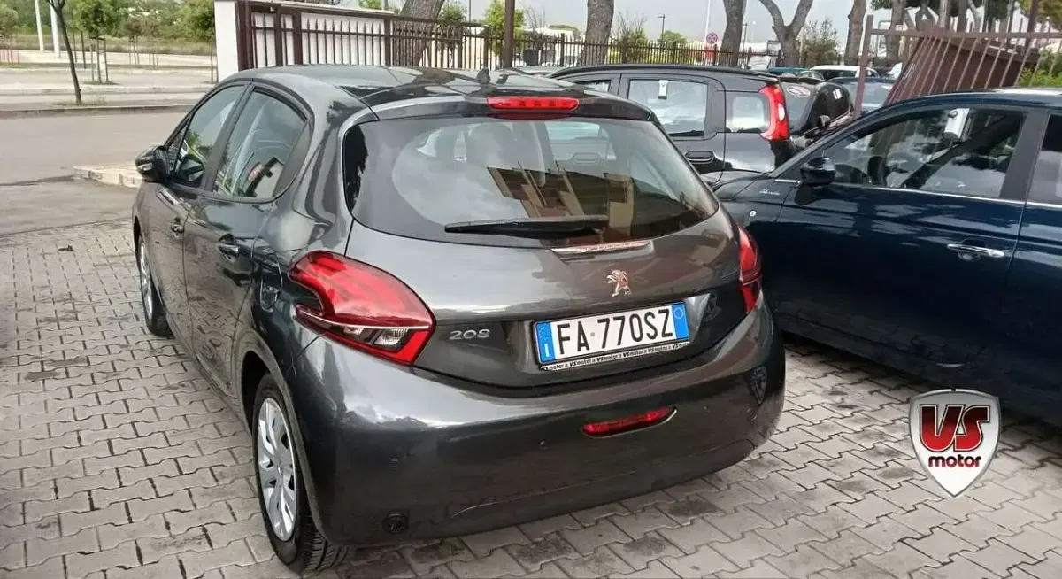Usata Peugeot 208 Active 82 CV (60 kW) 2015 Grigio Utilitaria