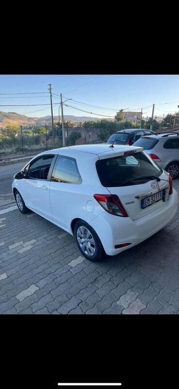 Bianco Usata 2012 Toyota Yaris Tre volumi | 5900 € (Buon prezzo) - Immagine 1/4