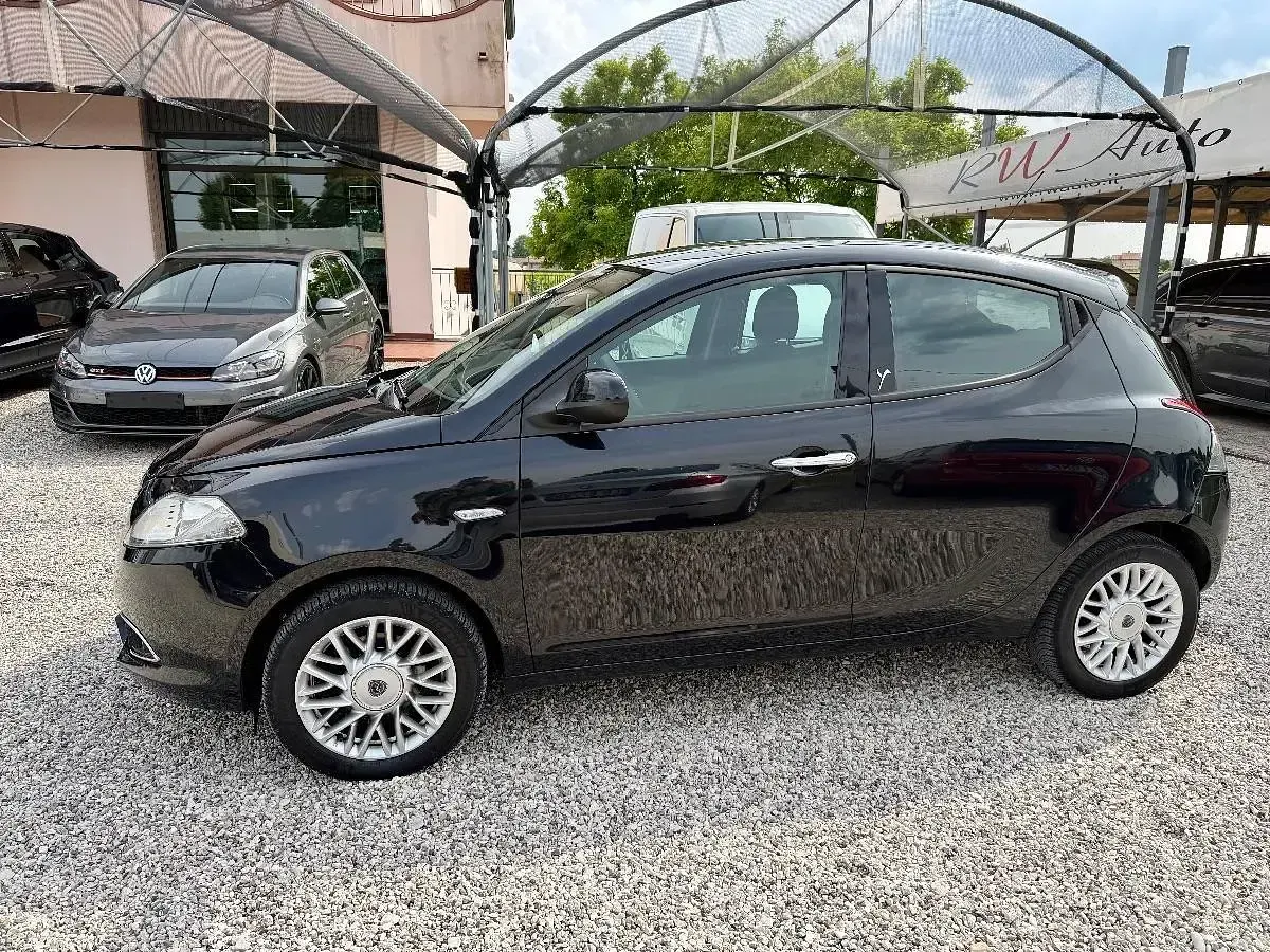 Usata Lancia Ypsilon 69 CV (50 kW) 2015 Nero Utilitaria