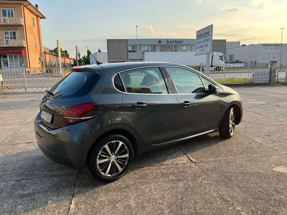 Usata Peugeot 208 Allure 75 CV (55 kW) 2017 Grigio antracite met. Utilitaria