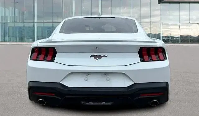 Usata Ford Mustang Fastback 318 CV (233 kW) 2024 Bianco pastello