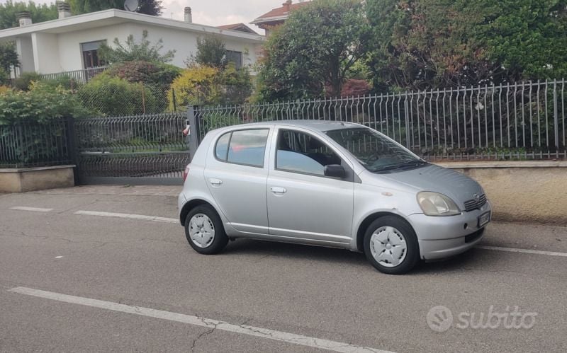 Usata Toyota Yaris 2002 Grigio Utilitaria