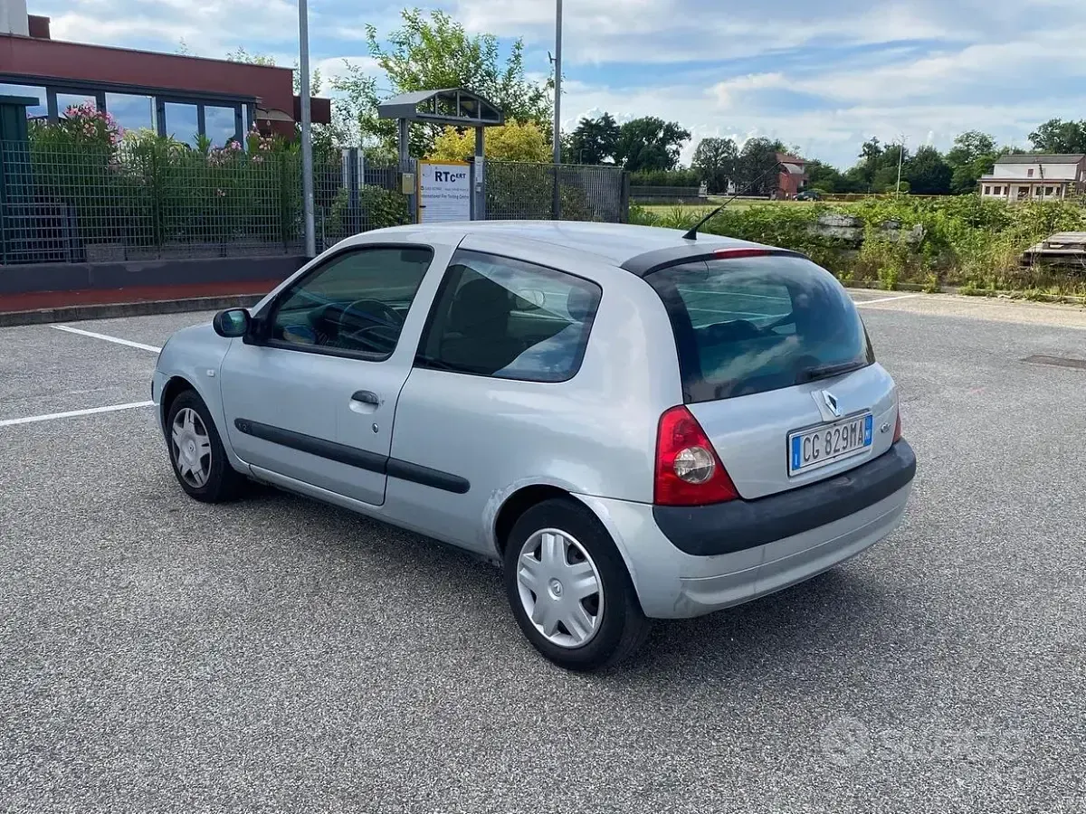 Usata Renault Clio II 58 CV (42 kW) 2003 Grigio Berlina