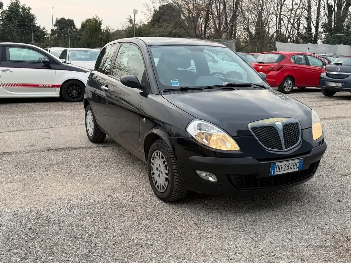 Usado Lancia Ypsilon 69 HP (50 kW) 2006 Preto Citadino