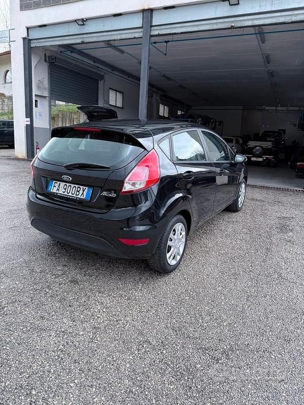 Usata Ford Fiesta 59 CV (43 kW) 2015 Nero Utilitaria