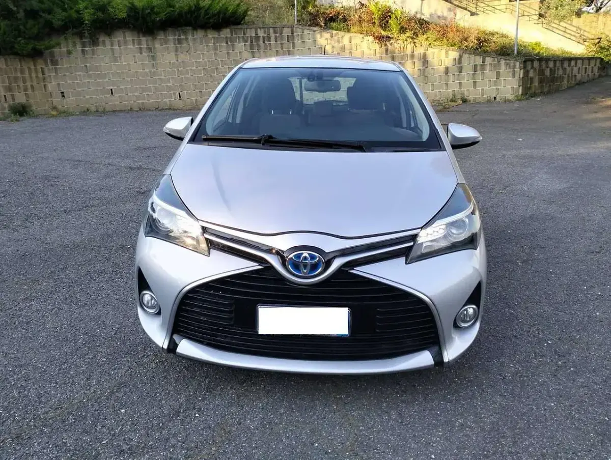 Usata Toyota Yaris Hybrid Active 73 CV (53 kW) 2016 Argento Berlina