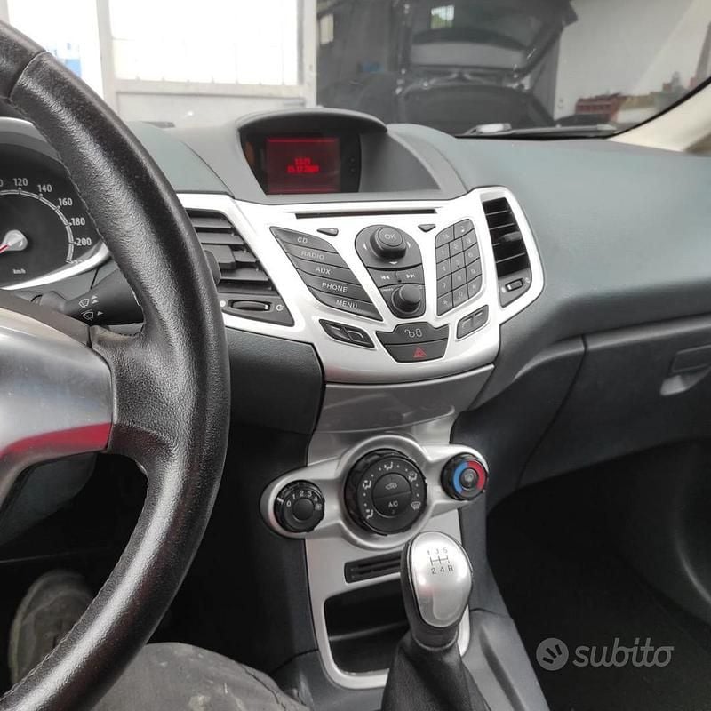 Usata Ford Fiesta 97 CV (71 kW) 2010 Grigio Utilitaria