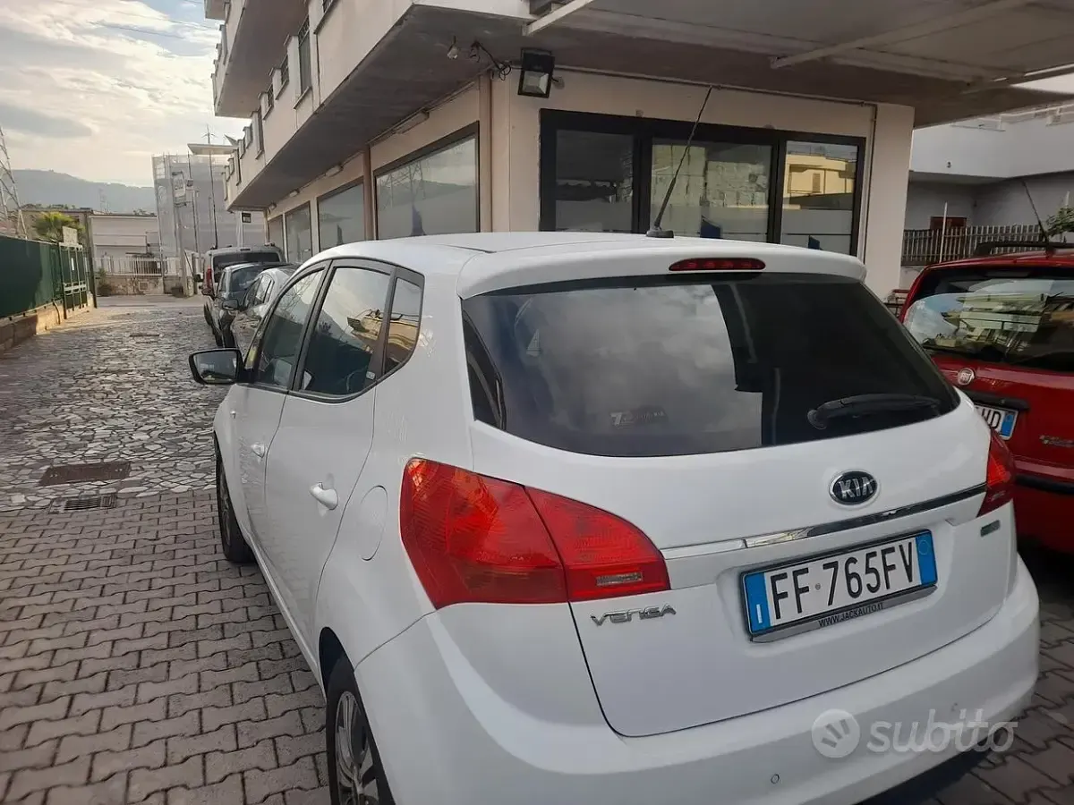 Usata Kia Venga 90 CV (66 kW) 2016 Bianco Utilitaria