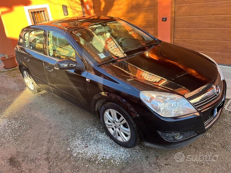 Usata Opel Astra Cosmo 101 CV (74 kW) 2007 Nero Berlina