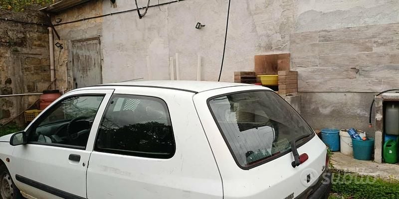 Occasion Renault Clio 64 ch (47 kW) 1997 Blanc Van
