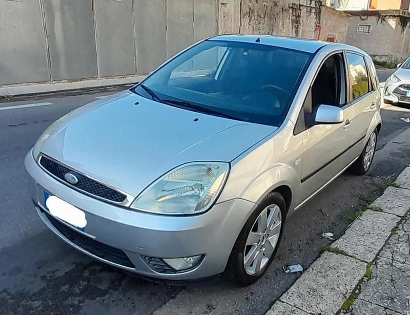 Usata Ford Fiesta Ghia 80 CV (58 kW) 2005 Argento Utilitaria