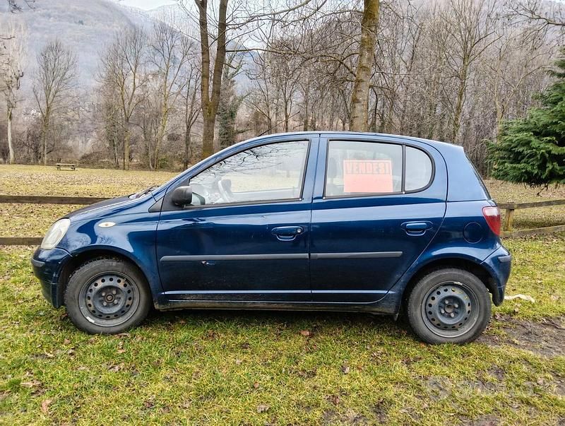 Blu Usata 2001 Toyota Yaris Due volumi | 1500 € (Buon prezzo) - Immagine 1/4