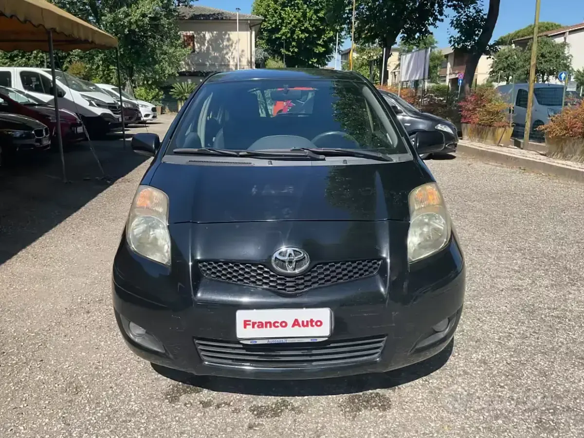 Usata Toyota Yaris 100 CV (73 kW) 2009 Nero Utilitaria