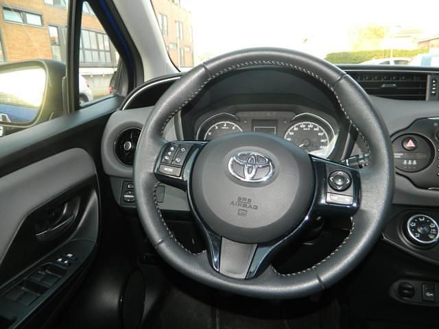 Usata Toyota Yaris Active 72 CV (52 kW) 2018 Rosso Berlina