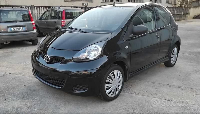 Usata Toyota Aygo 68 CV (50 kW) 2012 Nero Utilitaria