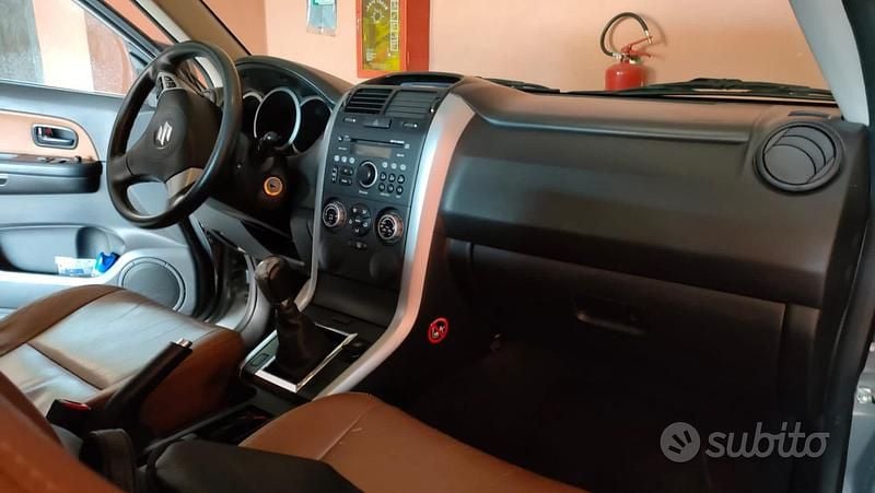 Käytetty Suzuki Vitara 94 HP (69 kW) 2007 Harmaa Katumaasturi