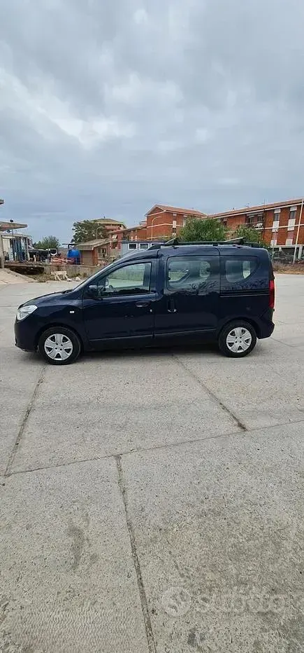 Usata Dacia Dokker Lauréate 90 CV (66 kW) 2017 Blu Monovolume