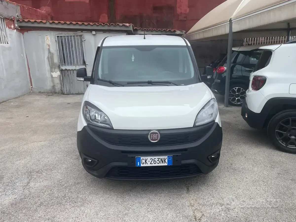 Usata Fiat Doblò S 105 CV (77 kW) 2022 Bianco Monovolume