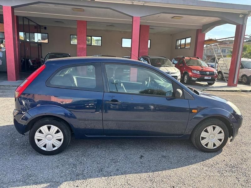 Usata Ford Fiesta Ghia 68 CV (50 kW) 2004 Blu Berlina