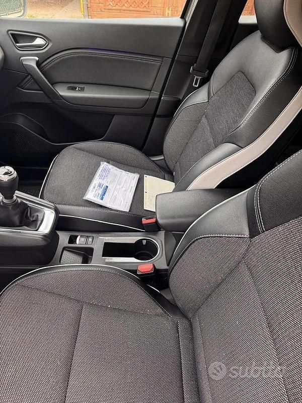 Usata Renault Captur 100 CV (73 kW) 2023 Grigio SUV