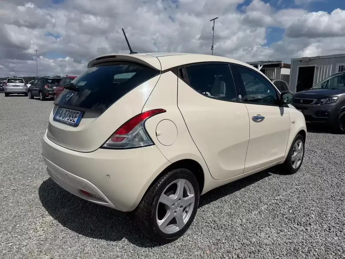 Usata Lancia Ypsilon 95 CV (69 kW) 2015 Utilitaria