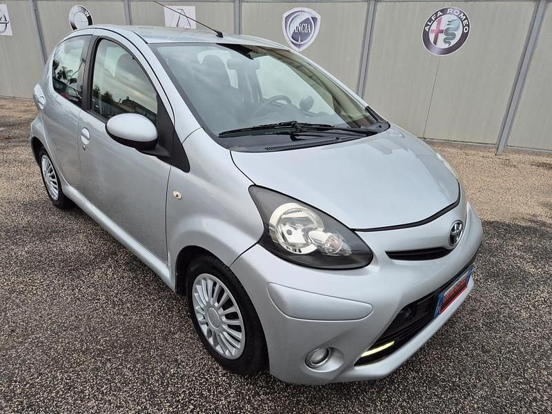 Usata Toyota Aygo 67 CV (49 kW) 2013 Argento Utilitaria