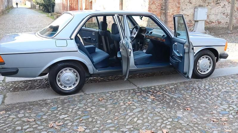 Usata Mercedes 200 1981 Blu Berlina