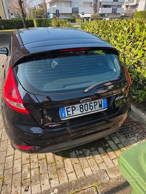 Usata Ford Fiesta 96 CV (70 kW) 2011 Nero Utilitaria