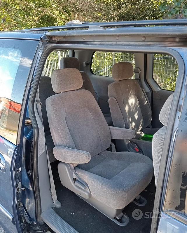 Usata Kia Carnival 145 CV (106 kW) 2002 Blu Monovolume