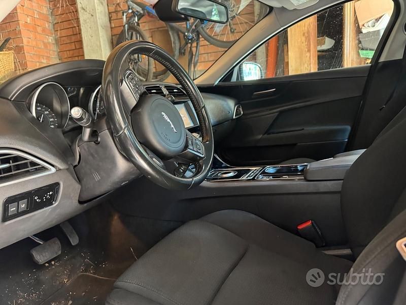 Usata Jaguar XE Pure 180 CV (132 kW) 2016 Grigio Berlina