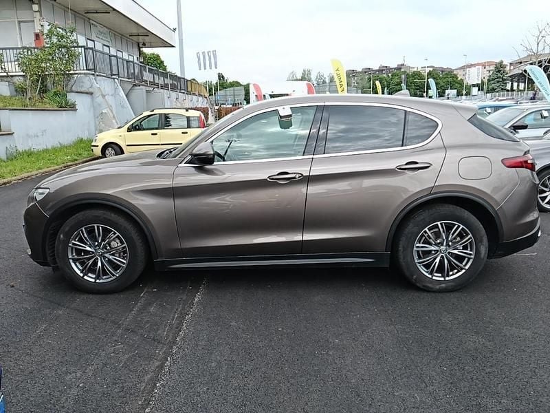 Usado Alfa Romeo Stelvio Super 179 CV (131 kW) 2017 Marrón SUV