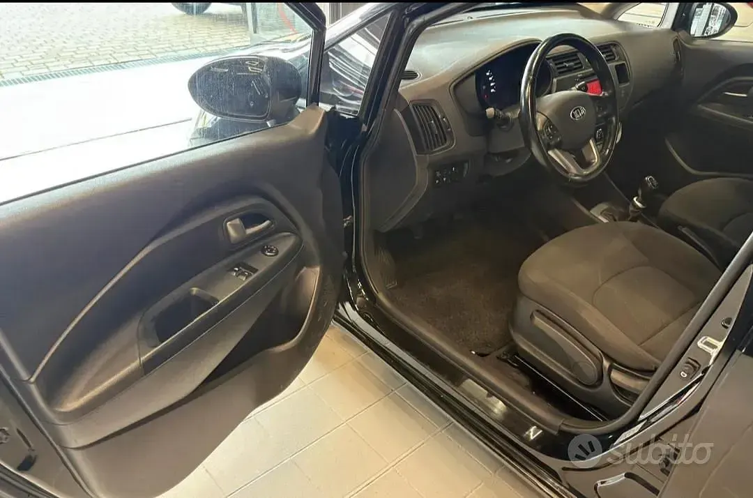 Usata Kia Rio 75 CV (55 kW) 2016 Nero Utilitaria