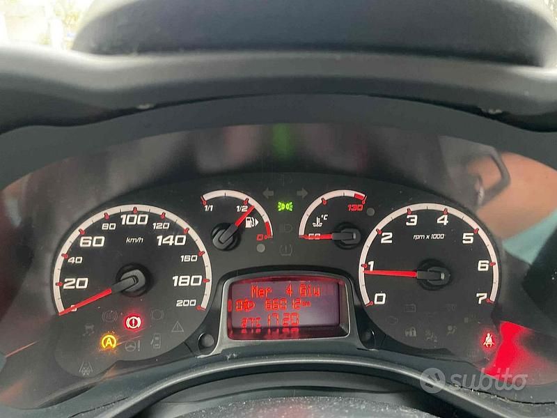 Usata Ford Ka Plus 69 CV (50 kW) 2015 Rosso Utilitaria
