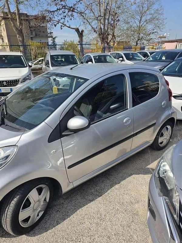 Usata Peugeot 107 Urban Move 68 CV (50 kW) 2012 Argento Utilitaria