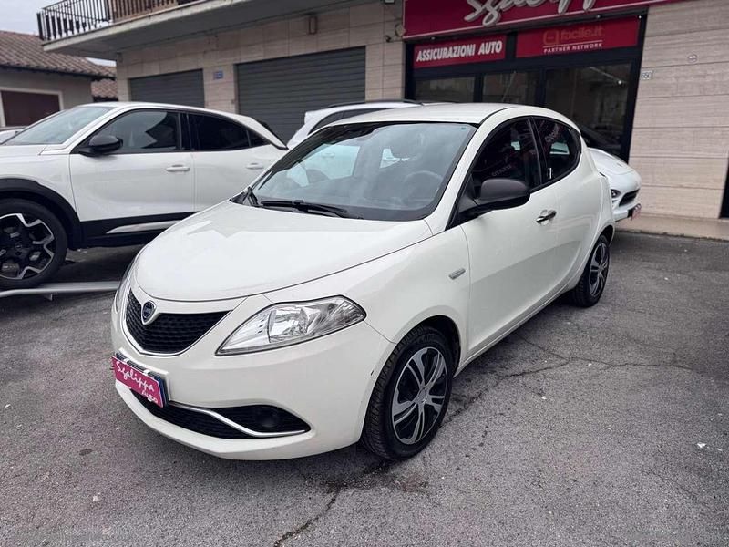 Usata Lancia Ypsilon Silver 69 CV (50 kW) 2016 Bianco Utilitaria