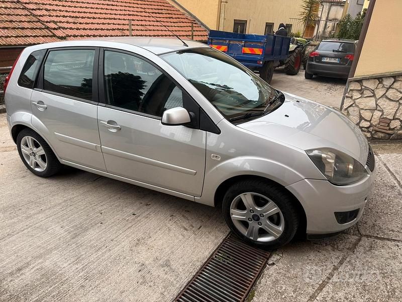 Begagnad Ford Fiesta 68 HK (50 kW) 2008 Grå Sedan