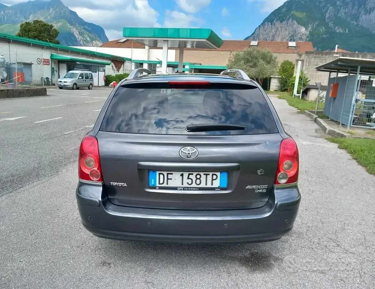 Usata Toyota Avensis 150 CV (110 kW) 2007 Grigio Station wagon