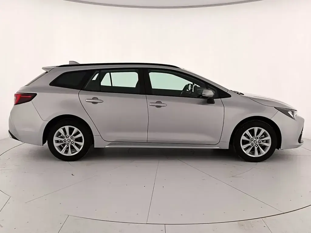 Nuova Toyota Corolla Active 196 CV (144 kW) 2025 Silver metallic Station wagon