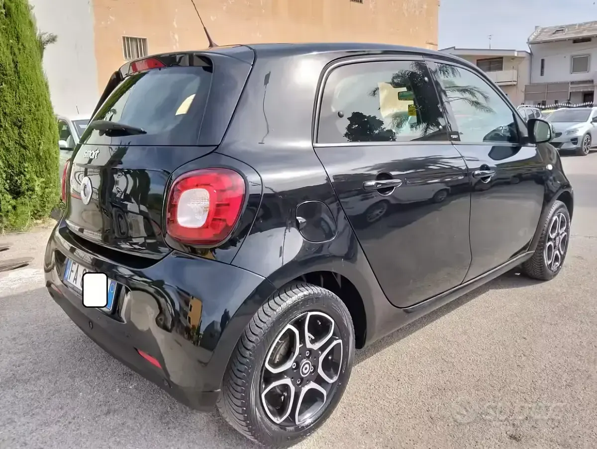 Usata Smart ForFour Prime 71 CV (52 kW) 2015 Nero Utilitaria