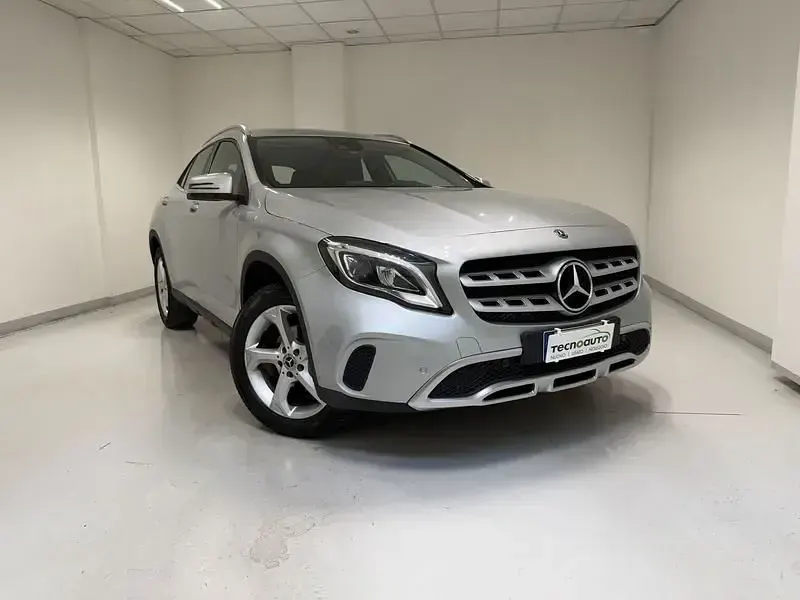 Usata Mercedes GLA200 136 CV (100 kW) 2017 Argento SUV