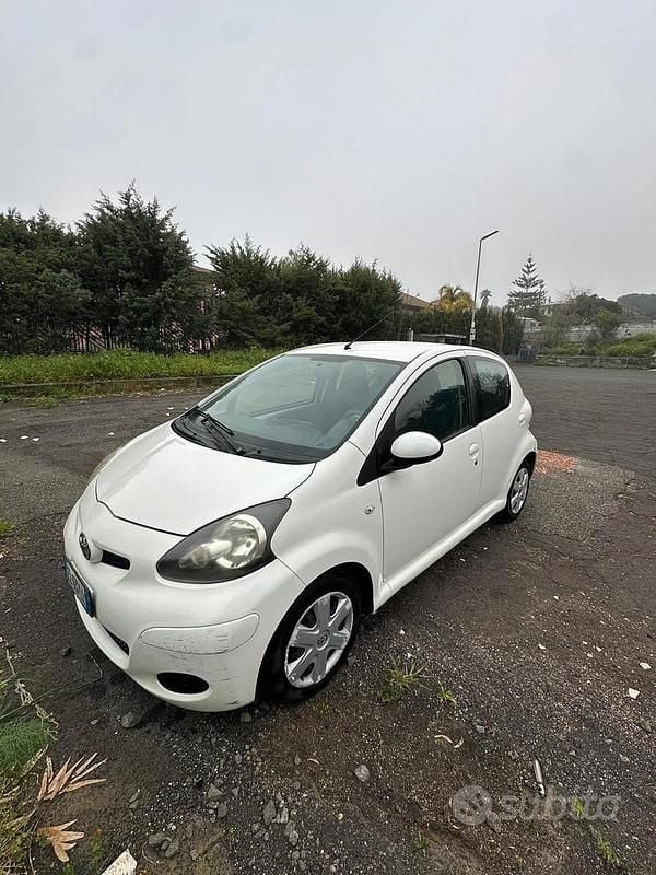 Usata Toyota Aygo Connect Style 72 CV (52 kW) 2012 Bianco Utilitaria
