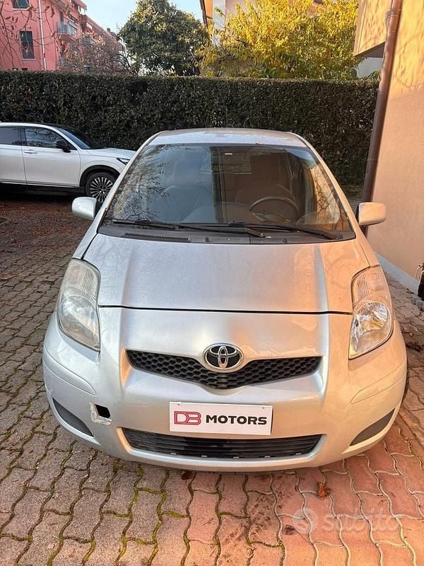 Grigio Usata 2009 Toyota Yaris Sport Due volumi | 2500 € (Ottimo prezzo) - Immagine 1/4
