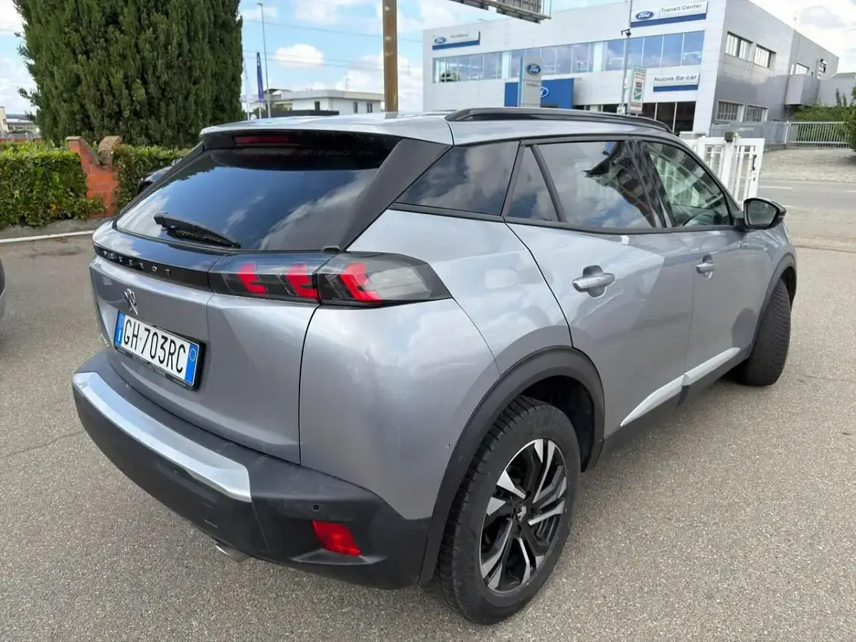 Usado Peugeot 2008 Allure 131 CV (96 kW) 2022 Gris SUV
