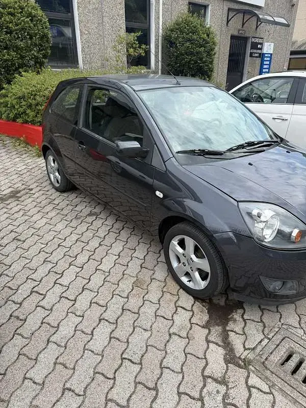 Usata Ford Fiesta Ambiente 75 CV (55 kW) 2007 Utilitaria